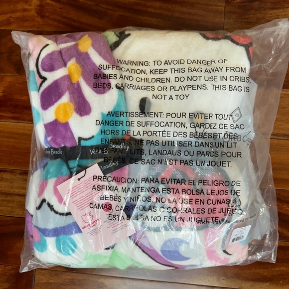 VERA BRADLEY HELLO KITTY PLUSH THROW BLANKET:NWT HELLO KITTY PAISLEY - Picture 8 of 8